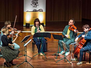 Das Carousel Cahmber Music Ensemble in Coburg (von links) Vineta Sareika-Völkner, Samuel Nemtanu, Annelien van Wauwe, Mihai Cocea und Louis Rodde.Foto: Jochen Berger