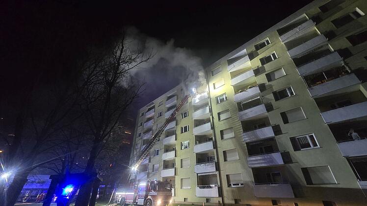 Verletzte bei Wohnungsbrand in Nürnberger Hochhaus