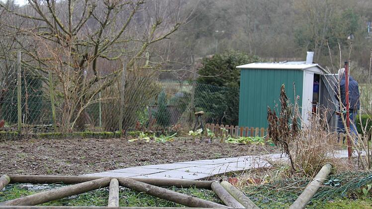 Acht Parzellen in einer Kleingartenanlage in Münnerstadt sind in der Nacht zum Freitag aufgebrochen worden. Bei diesem Grundstück wurde sogar der Zaun samt Tor umgeworfen. Foto: Martina Straub