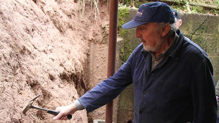 "Das ist alles harter Sandstein", erklärt Wolfram Müller von den Waldfreunden. Foto: Sonja Adam
