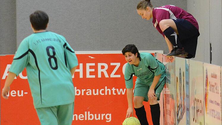 Szene aus dem Spiel des FC Hammelburg II (in grün) gegen den SV Langendorf. Foto: ssp