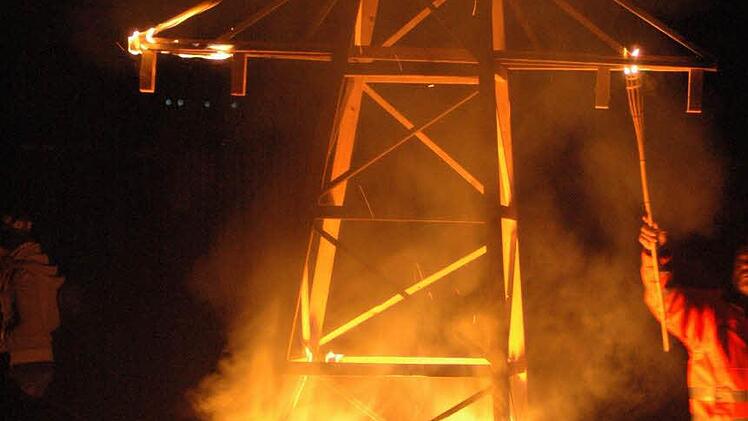 Der symbolische Holz-Strommast brannte bei der Demo in Römershag. Foto: Sebastian Schmitt-Mathea