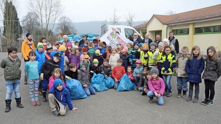 Pappbecher,Glasflaschen, Dosen und viel Papier- und Plastiktüten sammelten die Weißenbrunner Grundschüler ein. Bürgermeister Egon Herrmann (Vierter von rechts) dankte den Kindern für ihren Einsatz. Foto: eh
