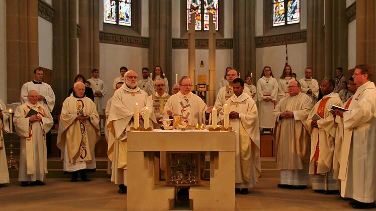 Stadtpfarrer Dekan Thomas Keßler bei seinem Abschiedsgottesdienst in Bad Kissingen. Links Pfarrer Stephan Hartmann, Burkardroth, der bis auf weiteres die Leitung der Pfarreigemeinschaft mit übernehmen wird. Rechts stellvertr. Dekan, Sony Kochumalayil  Foto: Werner Vogel