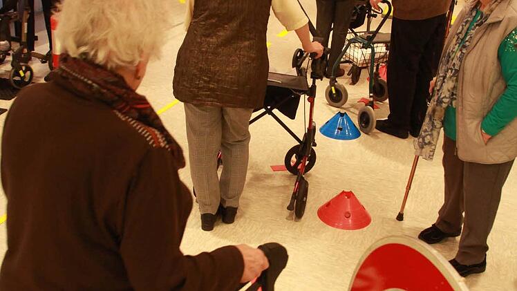 Auf die Plätze, fertig, los! Beim Hindernisparcours werden alltägliche Handgriffe trainiert. Foto: Carmen Schmitt