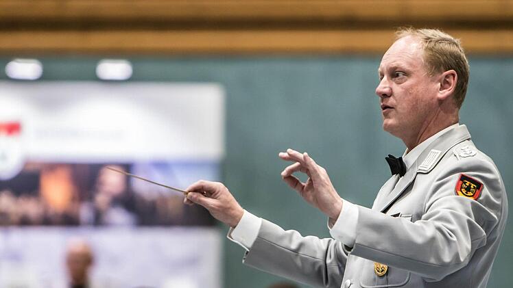 Impressionen vom Auftritt des Heeresmusikkorps Veitshöchheim in der Sporthalle der Pestalozzischule: Dirigent Roland KahleFoto: Jochen Berger