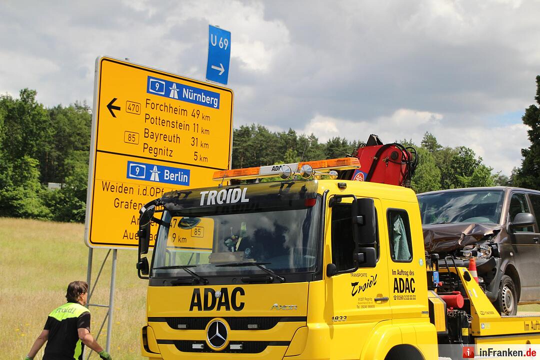 Kleintransporter übersieht Audi im Kreuzungsbereich