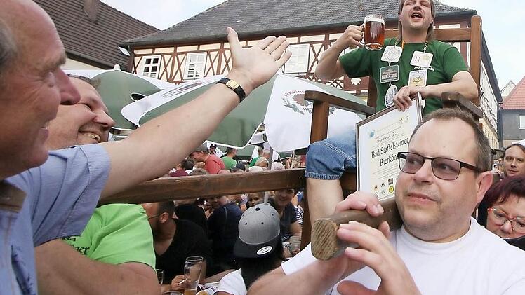 Auf einer Sänfte trugen die Brauer den neuen Bierkönig Peter Reichert über den dicht gefüllten Marktplatz Fotos: Sophie Röder