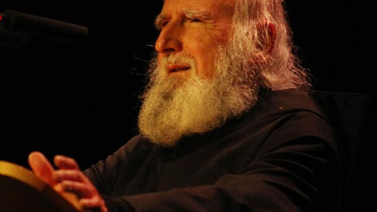 Ein einfaches Rednerpult - mehr braucht Pater Anselm Grün nicht, um den Menschen seine Botschaften zu vermitteln. Foto: Sonny Adam