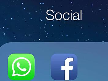 Whatsapp und Facebook: viel genutzt, wenig hinterfragt. Foto: EPA/Andrew Gombert