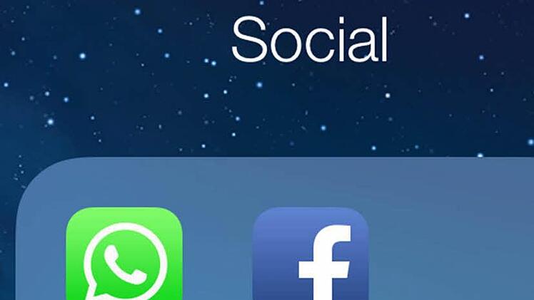 Whatsapp und Facebook: viel genutzt, wenig hinterfragt. Foto: EPA/Andrew Gombert