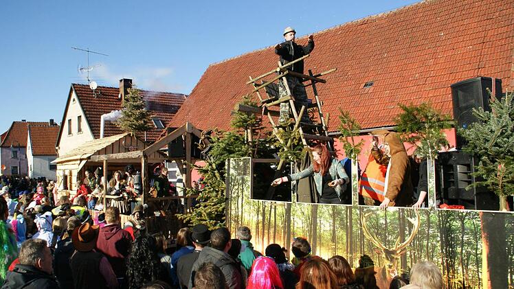 Erstmals war eine Gruppe aus Rauhenebrach dabei: "Ich und mein Holz" lautete das Motto der Spielhöfer.  Fotos: Sabine Weinbeer