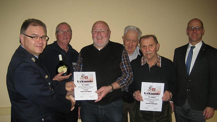 Einige Ehrungen gab es für langjährige Mitgliedschaft in der Wildfleckener Feuerwehr (von links): Vorsitzender Georg Helfrich, Ottmar Bohn (55 Jahre), Otto Kirchner (50 Jahre), Walter Höhl (65 Jahre), Erich Schmidt (55 Jahre) und Bürgermeister Gerd Kleinhenz (PWW). Foto: Sebastian Schmitt-Mathea