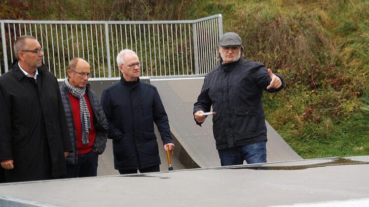 Sehr angetan zeigten sich die Mitglieder des Bad Staffelsteiner Bauausschusses von der wetterfesten neuen Skateranlage am Pferdsfelder Weg. Foto: Mario Deller