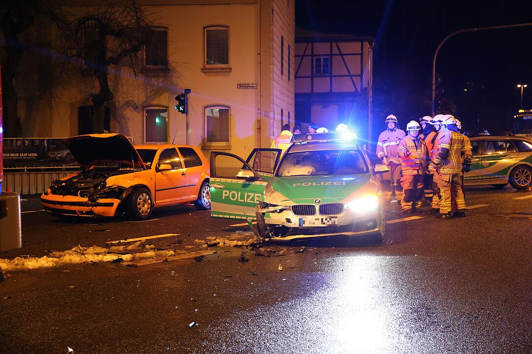 Frontalzusammenstoß mit einem Polizeiwagen in Hof