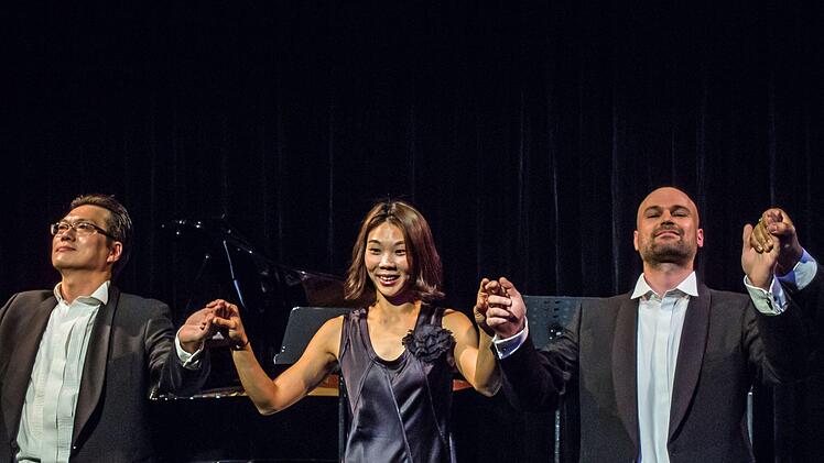 "Love of Autumn": Mit einem Liederabend begeistern fünf Sänger aus den Reihen des Landestheater-Chores bei einem Liederabend in der Reithalle. Am Klavier begleitete Mina Kim.Foto: Jochen Berger