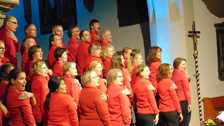 Der Auftritt des Gospelchors begeisterte. Foto: Petra Malbrich