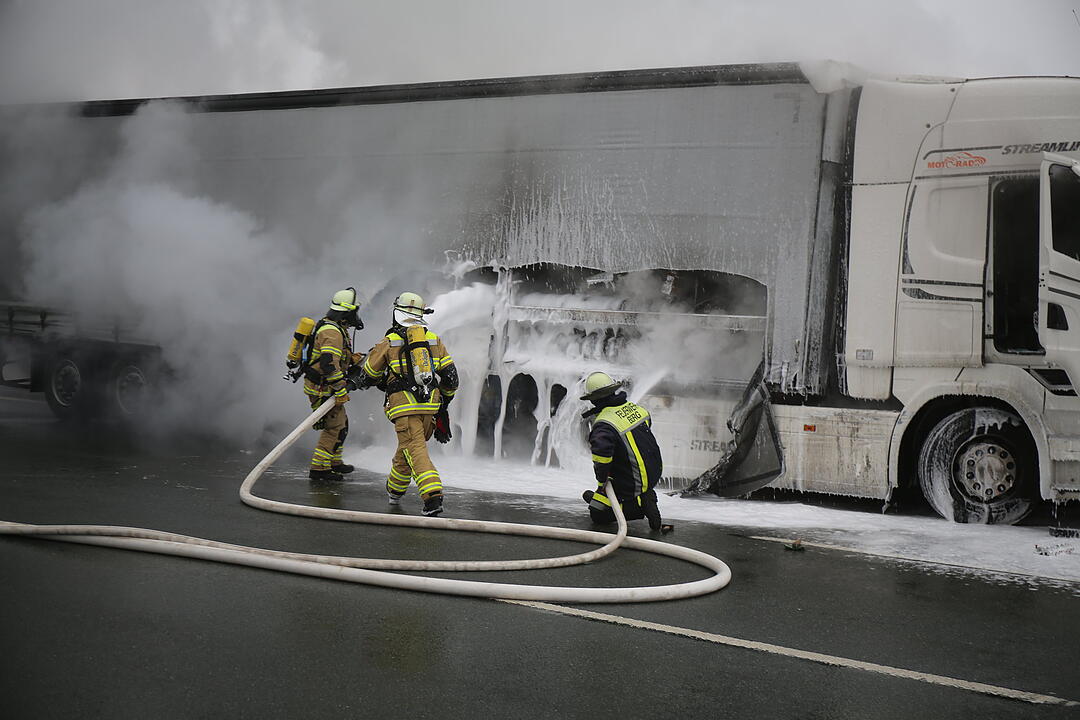 Nach Kollision mit Leitplanke: Lastwagen geht auf A9 in Flammen auf