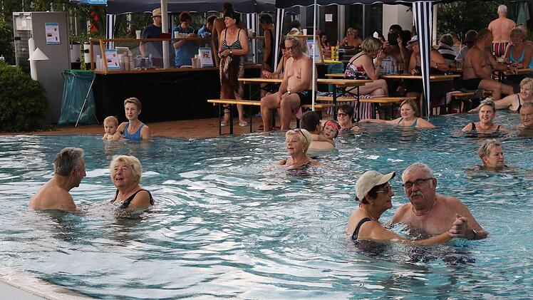 Sommerfest in der "ThermeNatur": Badegäste verfolgen das Geschehen am Beckenrand. Foto: Desombre