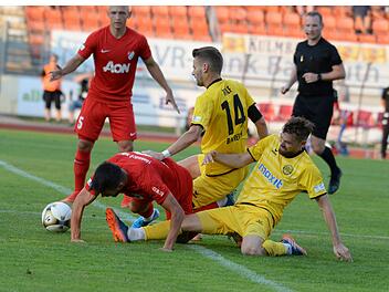 Kampf war im Regionalliga Spitzenspiel Trumpf: Hier stoppen die Bayreuther Philipp Messingschlager und Chris Wolf in Zusammenarbeit den M&uuml;nchner Kasim Rabihic.  Foto: Peter Mularczyk