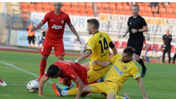 Kampf war im Regionalliga Spitzenspiel Trumpf: Hier stoppen die Bayreuther Philipp Messingschlager und Chris Wolf in Zusammenarbeit den M&uuml;nchner Kasim Rabihic.  Foto: Peter Mularczyk