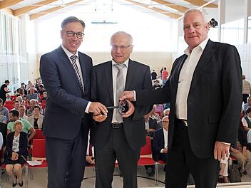 Architekt Erich Popp (rechts) übergibt symbolisch den Schlüssel an den Hausherrn, Bürgermeister Helmut Lottes (Mitte). Links im Bild Landrat Alexander Tritthart Foto: Evi Seeger