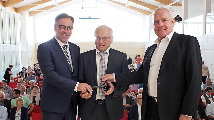 Architekt Erich Popp (rechts) übergibt symbolisch den Schlüssel an den Hausherrn, Bürgermeister Helmut Lottes (Mitte). Links im Bild Landrat Alexander Tritthart Foto: Evi Seeger