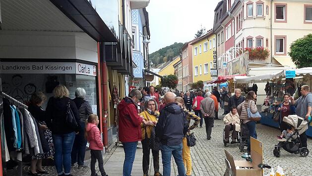 Einheimische und Besucher aus dem Umland nutzten am Sonntag den Bad Br&uuml;ckenauer Herbstmarkt zu einem Bummel durch die Stadt. Die Fu&szlig;g&auml;ngerzone in der Ludwigstra&szlig;e war gut frequentiert. Foto: Rolf Pralle