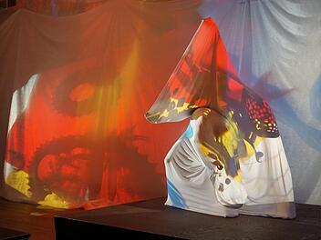 Welche Kraft, Freiheit und Vielfalt im "kreativen Potential der  Ungewissheit" steht wurde beim Benefizabend des Kunstvereins Bad  Neustadt auf die Bühne gebracht. Foto: Marion Eckert