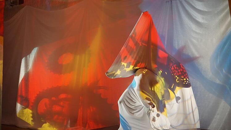 Welche Kraft, Freiheit und Vielfalt im "kreativen Potential der  Ungewissheit" steht wurde beim Benefizabend des Kunstvereins Bad  Neustadt auf die Bühne gebracht. Foto: Marion Eckert