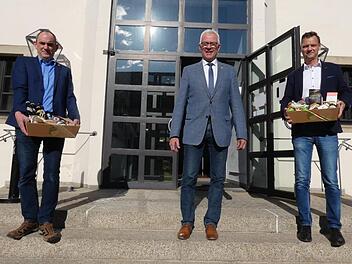 Bürgermeister Günther Werner (Mitte) dankte Stephan Schneider (links) und Michael Schlegelmilch (rechts), die in den vergangenen sechs Jahren die Stadt Haßfurt als Bürgermeister-Stellvertreter würdig vertreten haben. Christian Licha