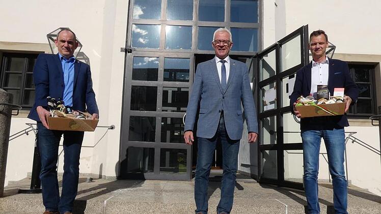 Bürgermeister Günther Werner (Mitte) dankte Stephan Schneider (links) und Michael Schlegelmilch (rechts), die in den vergangenen sechs Jahren die Stadt Haßfurt als Bürgermeister-Stellvertreter würdig vertreten haben. Christian Licha