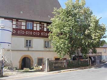 Der Markt Küps wertet das seit Jahren leerstehenden "Obere Schloss" in Zusammenarbeit mit der neuen Schlossherrin auf. In den von der Gemeinde genutzten Räumen soll ein Museum eingerichtet werden.Veronika Schadeck
