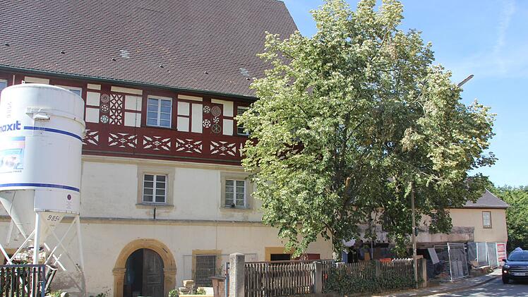 Der Markt Küps wertet das seit Jahren leerstehenden "Obere Schloss" in Zusammenarbeit mit der neuen Schlossherrin auf. In den von der Gemeinde genutzten Räumen soll ein Museum eingerichtet werden.Veronika Schadeck