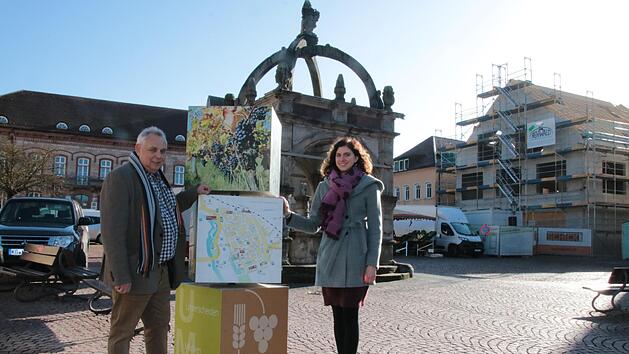 Geerd Müller von Frankens Saalestück und Verena Dotzel, Leiterin der Hammelburger Tourist-Info, freuen sich schon auf den Neubau des Bürgerhauses (rechts), in das beide im kommenden Jahr umziehen sollen.