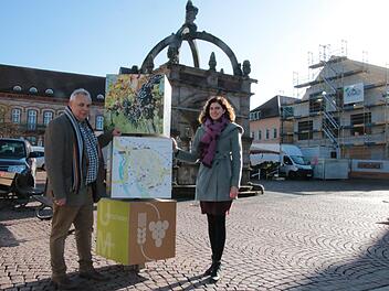 Geerd Müller von Frankens Saalestück und Verena Dotzel, Leiterin der Hammelburger Tourist-Info, freuen sich schon auf den Neubau des Bürgerhauses (rechts), in das beide im kommenden Jahr umziehen sollen.