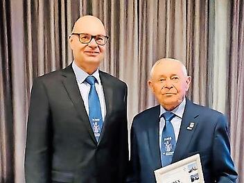 Vorsitzender Stefan Welker zeichnete das Ehrenmitglied Gregor Kupfer für dessen 65-jährige Mitgliedschaft im Männerverein Hausen aus.