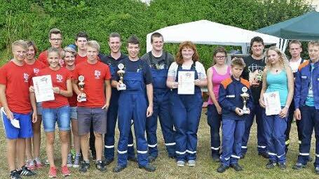 Die erstplatzierten Teams der Jugendfeuerwehren Dankenfeld, Pfarrweisach und Rentweinsdorf. Die Mannschaft aus Dankenfeld siegte .