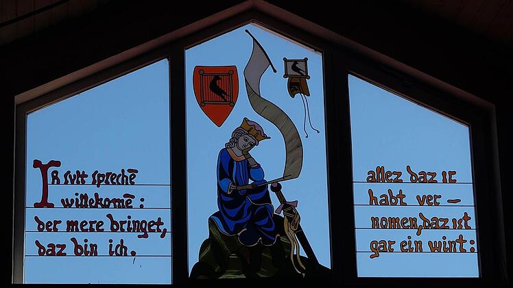 Schirmherr Siegfried Herterich hatte schon vor Jahren eine kunstvoll gestaltete Fensterscheibe für das Vereinsheim gestiftet,  Foto: Schaar