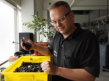 Geschäftsführer Thomas Finger nimmt eine Handvoll seiner Produkte.Foto: Arkadius Guzy