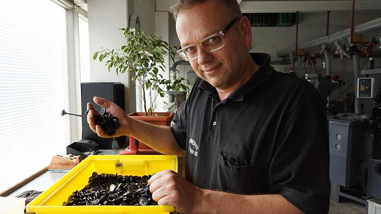 Geschäftsführer Thomas Finger nimmt eine Handvoll seiner Produkte.Foto: Arkadius Guzy