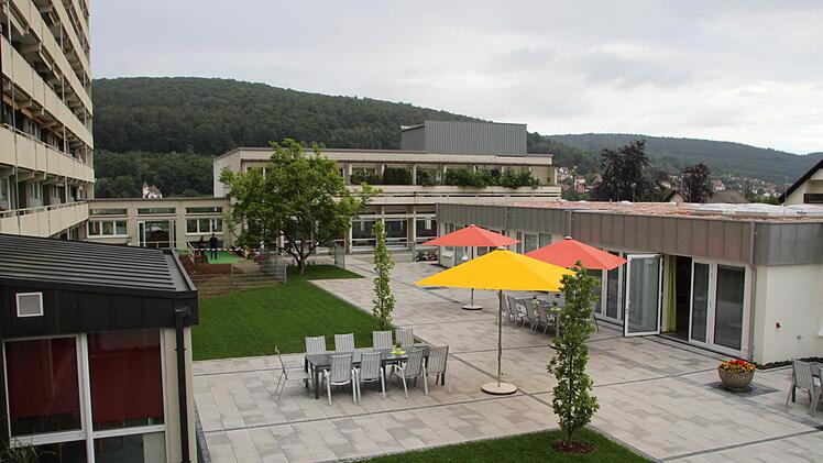 Unter freiem Himmel: Der Hof ist als beschützter Bereich gestaltet. So haben gerade Menschen mit Demenz ungehindert Zugang ins Freie. Foto: Ulrike Müller