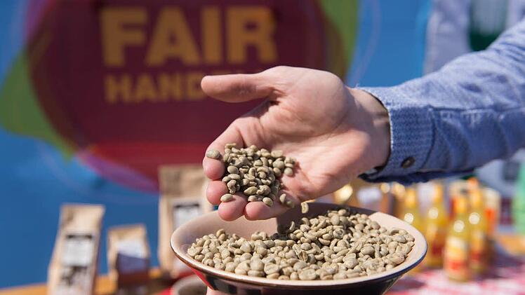 Gibt es Kaffee aus fair gehandelten Bohnen bald auch in der Kantine am Landratsamt? Foto: Wolfram Kastl, dpa