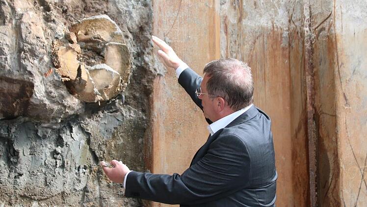 Bei den Bauarbeiten wurde auch eine alte Wasserleitung aus Holz entdeckt.