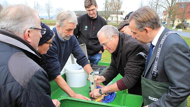 Weit unter zehn Prozent Fettgehalt wurden  von Walter Jakob (Mitte links) und Martin Oberle an den Karpfen aus dem Schlossweiher in Weingartsgreuth gemessen.  Foto: Andreas Dorsch