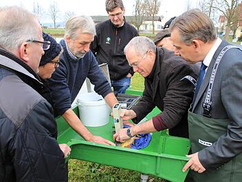 Weit unter zehn Prozent Fettgehalt wurden  von Walter Jakob (Mitte links) und Martin Oberle an den Karpfen aus dem Schlossweiher in Weingartsgreuth gemessen.  Foto: Andreas Dorsch