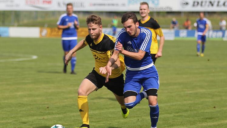Yannick Teuchert vom VfL Frohnlach (links) im Laufduell mit dem Mitwitzer Neuzugang Kevin Kleylein, der zwar das Ehrentor f&uuml;r die G&auml;ste erzielte, aber in der Defensive gro&szlig;e Probleme hatte. Foto: Lisa H&uuml;mmer