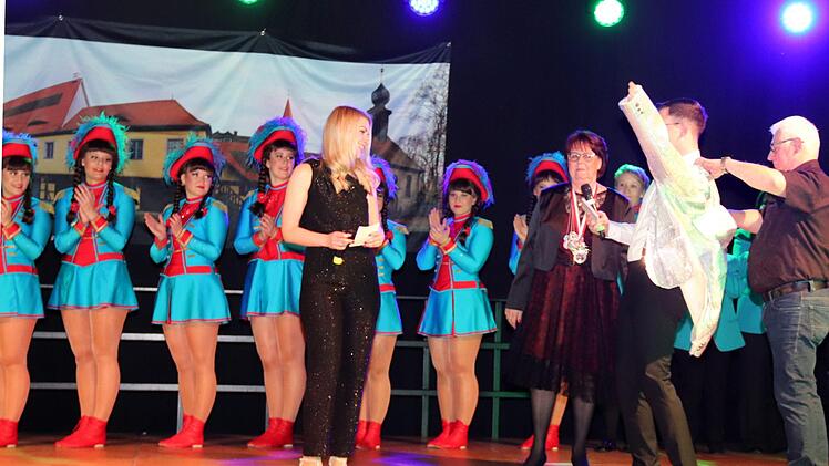 Jacket-Tausch: Hans Mönius zieht Nico Kauper das Jacket anJohanna Blum