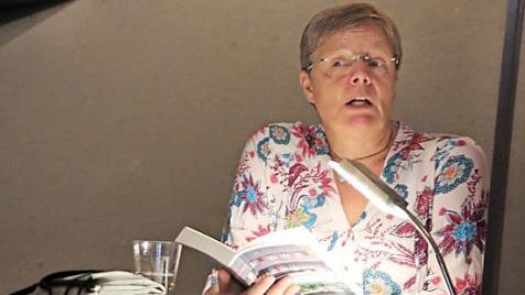 "Angeschwärzt" heißt der neueste Franken-Krimi von Friederike Schmöe. Die gebürtige Coburgerin und Wahl-Bambergerin stellte am vergangenen Samstag im Seßlacher Pörtnerhof erstmals Ausschnitte daraus vor, auf Einladung der Frauen-Union Coburg-Land in deren Reihe "Starke Frauen".  Foto: Bettina Knauth