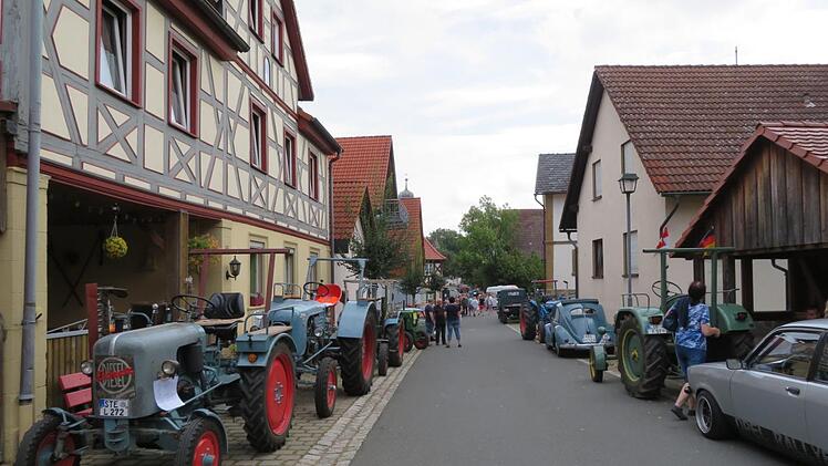 Rund 60 Oldtimer kamen zum Treffen nach Pferdfeld.